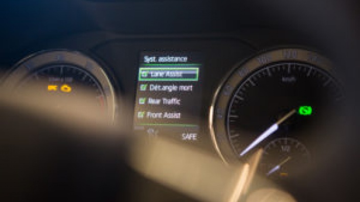 Europaparlament will Fahrerassistenzsysteme als Standard